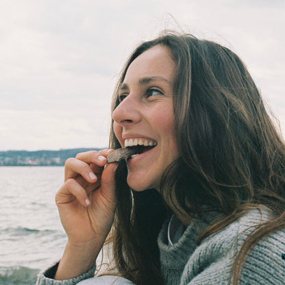 Zeremonielle Kakaozeremonie mit Pachamama Kakao, umgeben von Natur und spirituellen Gegenständen.