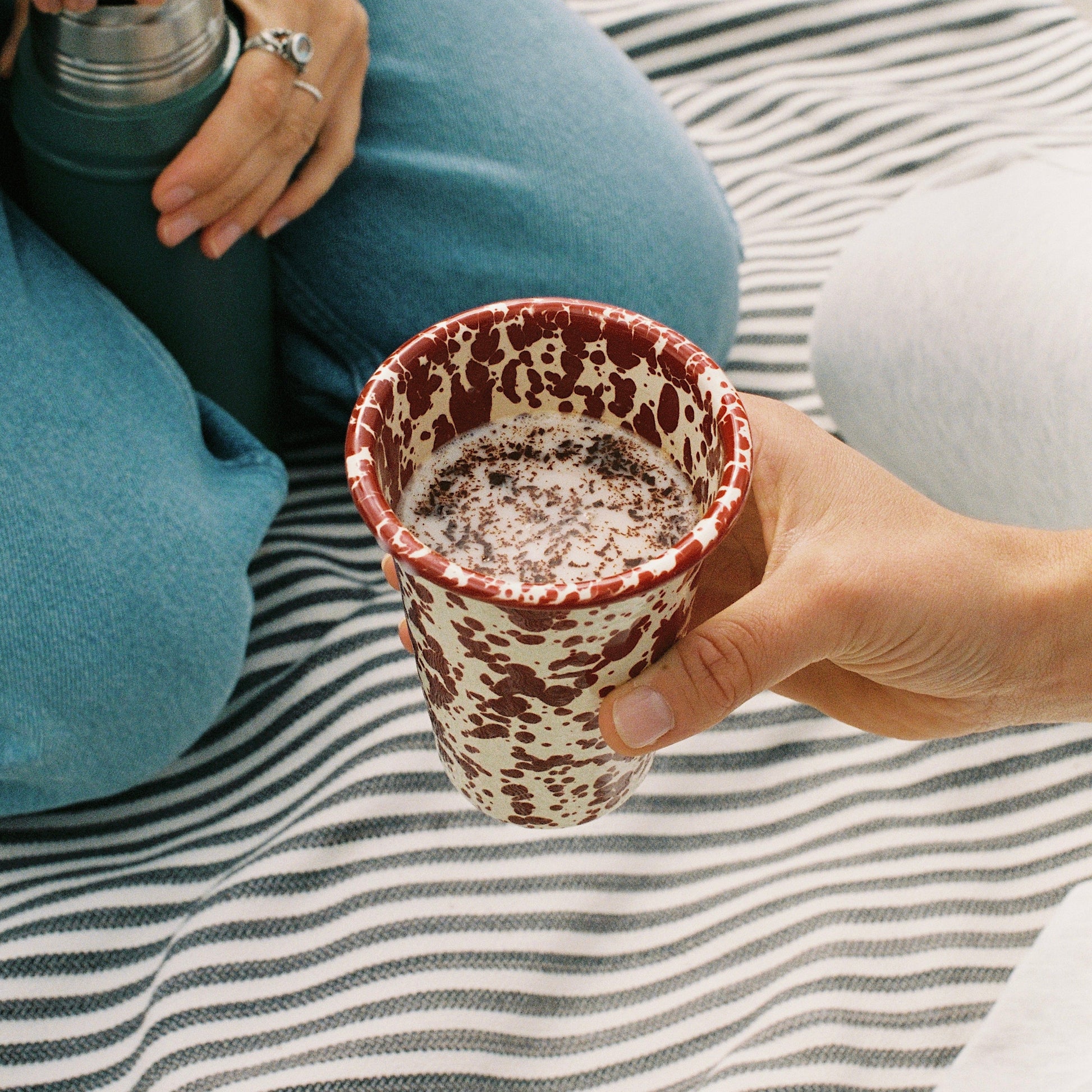 Nahaufnahme von rohem Kakao von Pachamama, energiereiches Superfood zur Unterstützung der Gesundheit der Frau.