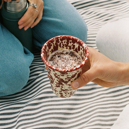 Nahaufnahme von rohem Kakao von Pachamama, energiereiches Superfood zur Unterstützung der Gesundheit der Frau.