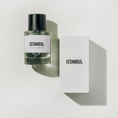 Die Duftkomposition von ISTANBUL Eau de Parfum enthüllt florale Noten in einem Glasflakon.