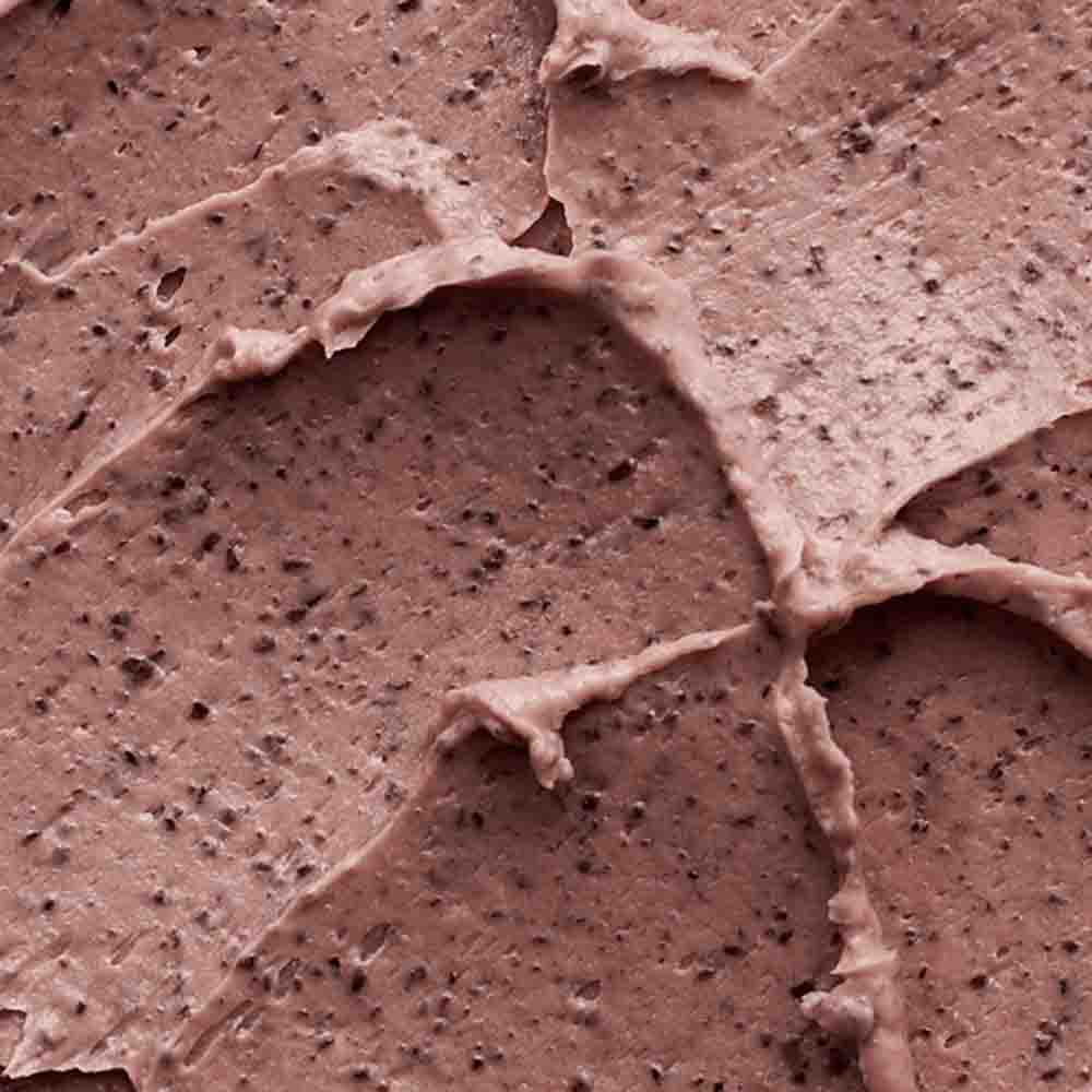 Anwendung der Red Bean Pore Mask auf dem Gesicht, sanfte Gesichtsmaske für frisches Hautgefühl.