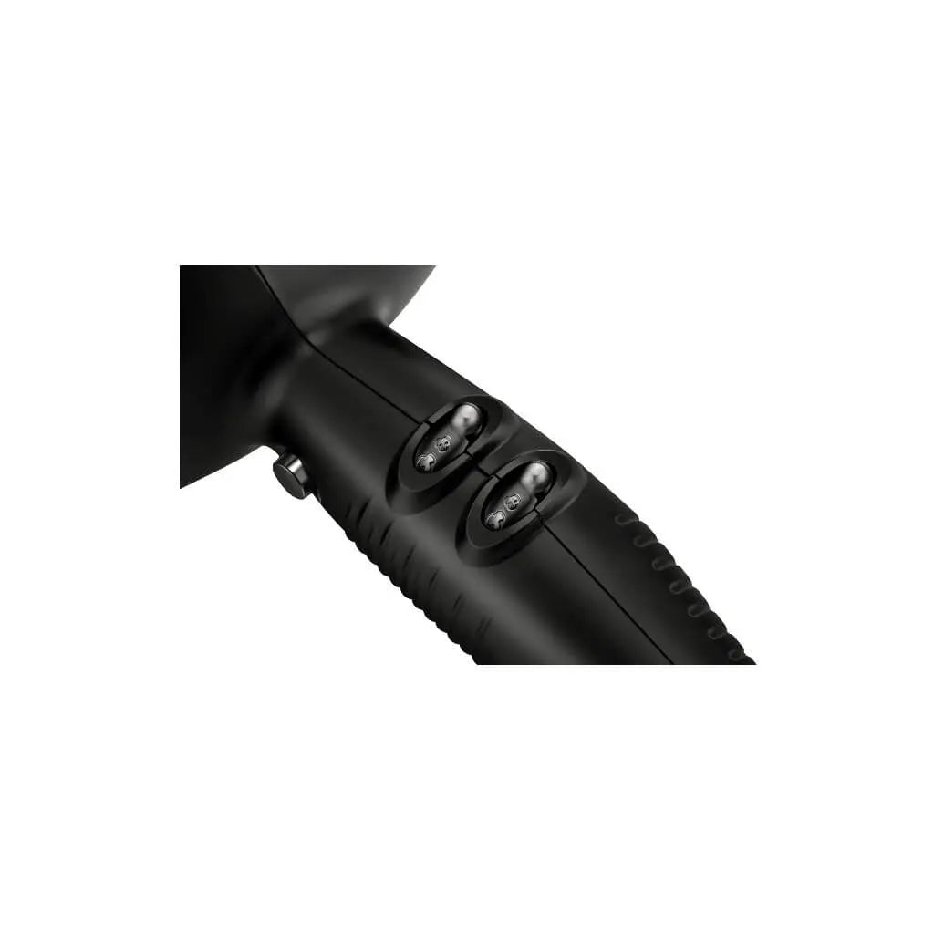 JRL Feather 3660 Ultralight Haartrockner zeigt seine ultraleichte Bauweise und praktische Anwendung.