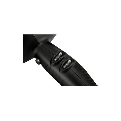 JRL Feather 3660 Ultralight Haartrockner zeigt seine ultraleichte Bauweise und praktische Anwendung.