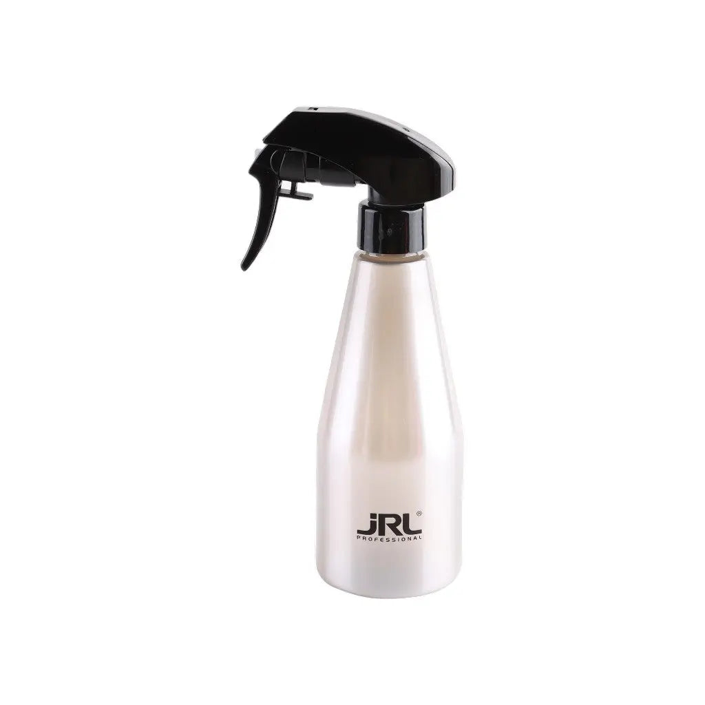 JRL Styling-Sprühflasche in Anwendung, ideal zum befeuchten der Haare vor dem Stylen.