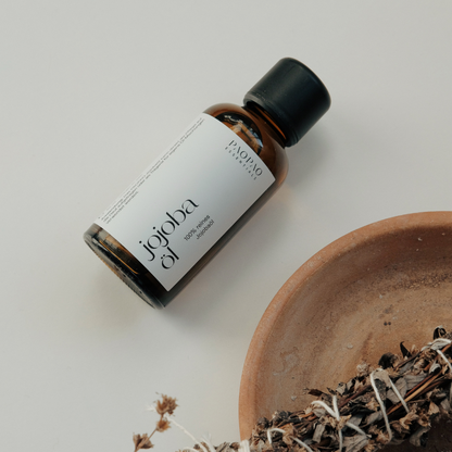 Anwendung von Jojobaöl auf der Haut, verleiht Feuchtigkeit und strahlende Haut mit Naturkosmetik.