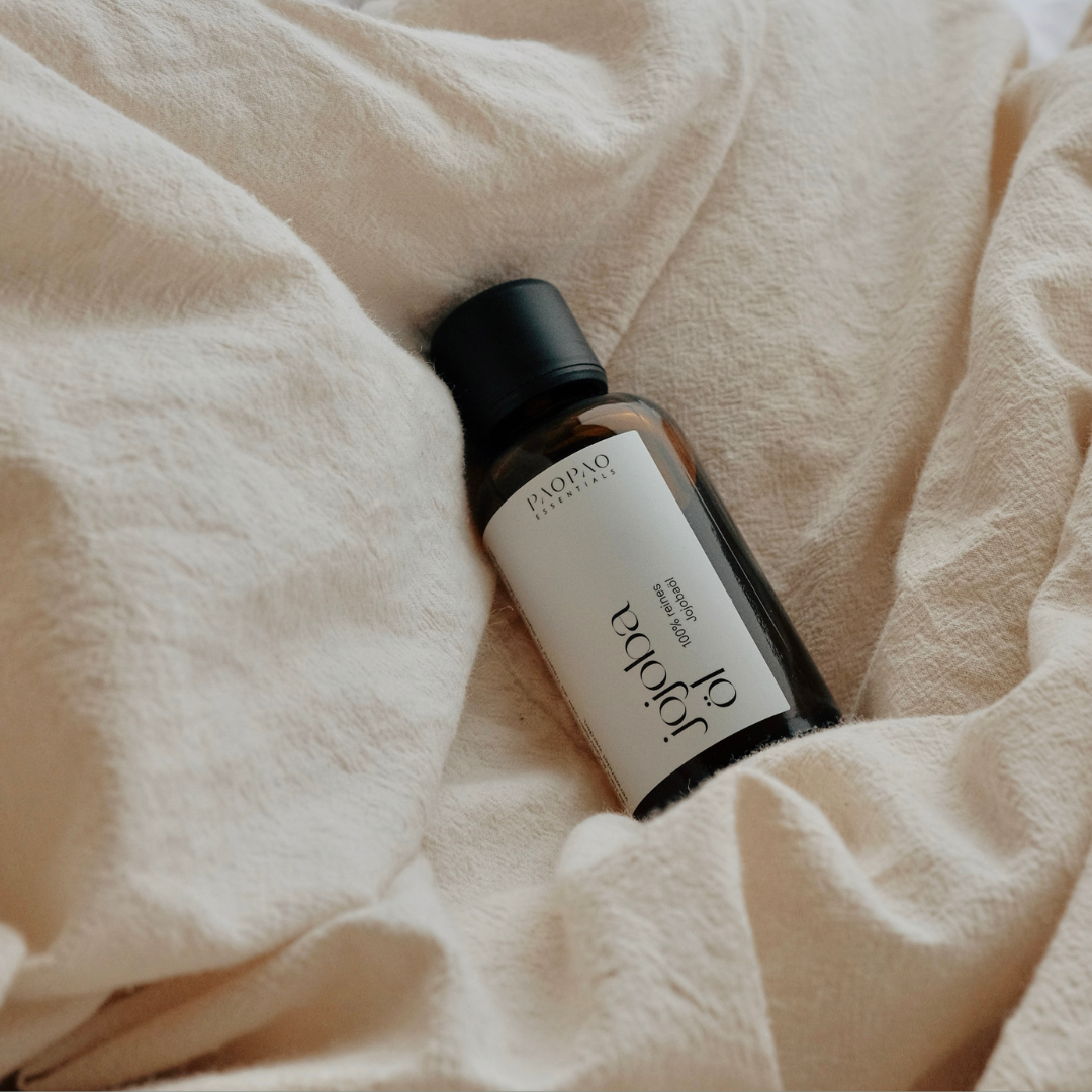 Detaillierte Ansicht von paopao essentials Jojobaöl Flasche, perfekt für Haarpflege und Intimpflege.