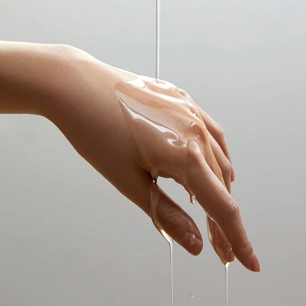 Detailansicht des Anua Reinigungsöls, das mit Heartleaf-Extrakt Unreinheiten effektiv entfernt und die Haut reinigt.