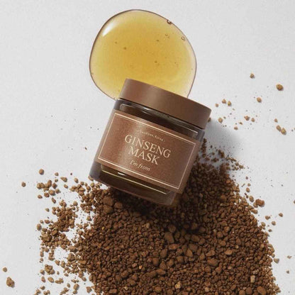 Anwendung der I’m from Ginseng Maske: cremige Konsistenz verteilt sich gleichmäßig auf der Haut für intensive Feuchtigkeit.