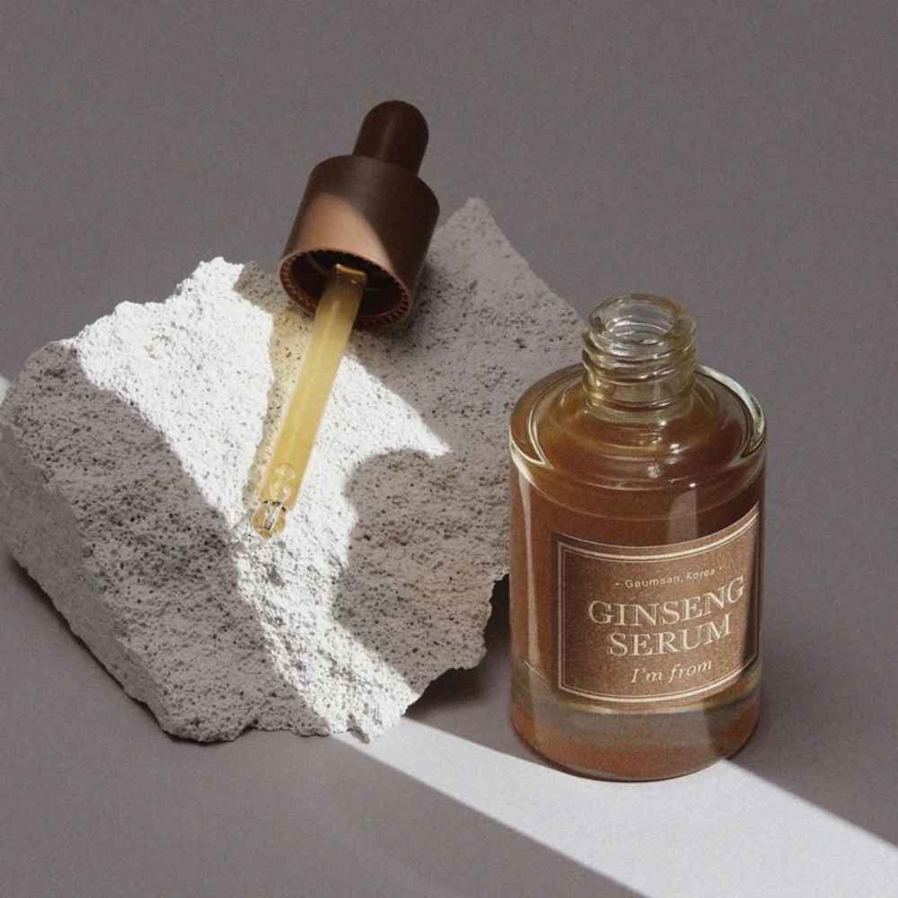 Nahaufnahme der Verpackung des I’m from Ginseng Serums, das die Vorteile asiatischer Kosmetik betont.