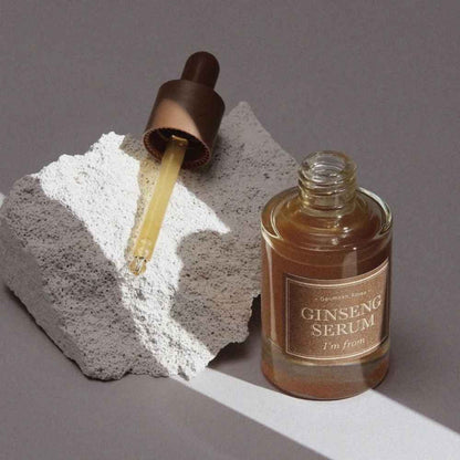 Nahaufnahme der Verpackung des I’m from Ginseng Serums, das die Vorteile asiatischer Kosmetik betont.