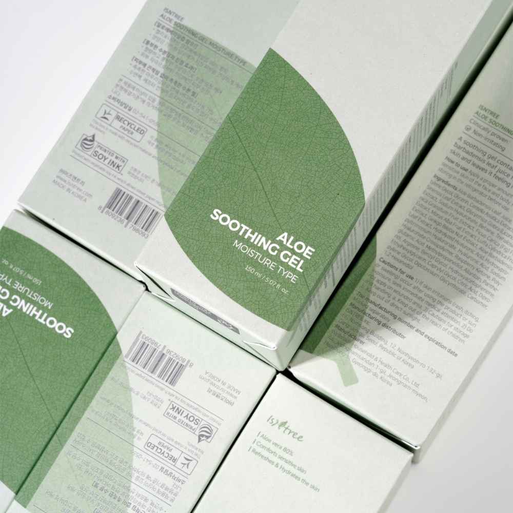 Nahaufnahme des Isntree Aloe Soothing Gel, zeigt die gelartige Textur, perfekt zur Beruhigung feuchtigkeitsspendender Gesichtspflege.