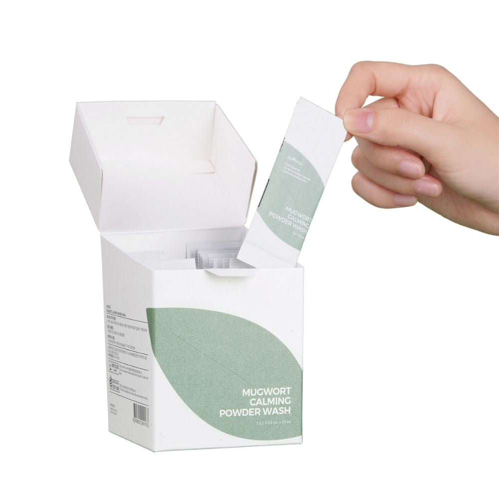 Öffnete Packung Isntree Mugwort Calming Powder Wash zeigt das feine Pulver für die schonende Gesichtsreinigung.