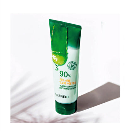 Detailaufnahme der Aloe Vera Lotion, die sanft die Haut beruhigt und mit Feuchtigkeit versorgt, ideal für Gesichtspflege.