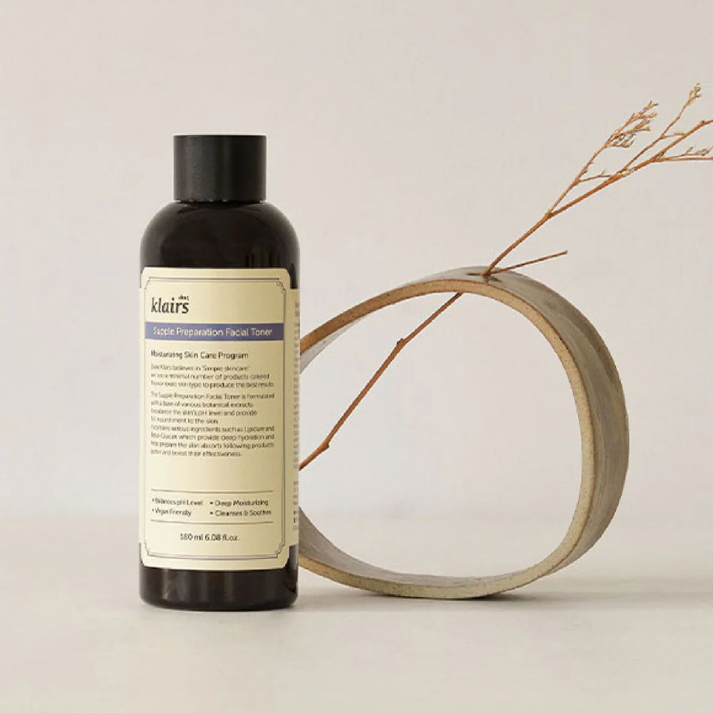 Details der Klairs Gesichtstoner Verpackung mit feuchtigkeitsspendenden Inhaltsstoffen.