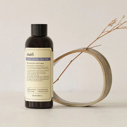 Details der Klairs Gesichtstoner Verpackung mit feuchtigkeitsspendenden Inhaltsstoffen.