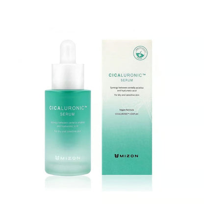 MIZON Cicaluronic Serum 30 ml, ein beruhigendes Hyaluronsäure Serum für strahlende Haut, in eleganter Verpackung.