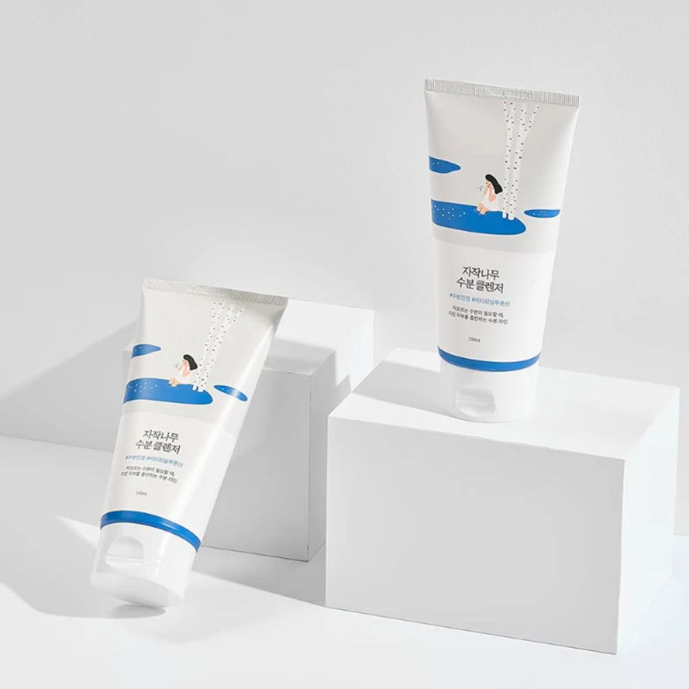 Detailansicht des Round Lab Reinigungsschaums mit einer Anwendung auf der Hand, zeigt die Textur des feuchtigkeitsspendenden Reinigers.