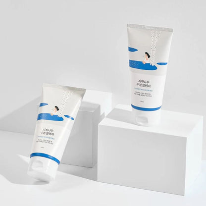 Detailansicht des Round Lab Reinigungsschaums mit einer Anwendung auf der Hand, zeigt die Textur des feuchtigkeitsspendenden Reinigers.