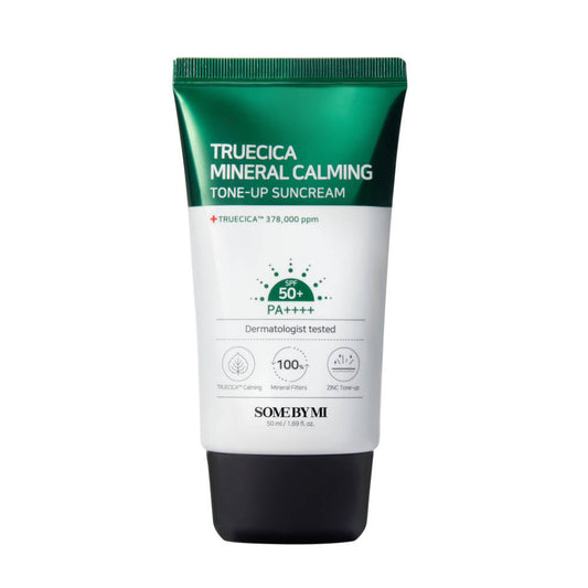 Truecica Aqua Calming Suncream von Some By Mi in eleganter Verpackung, bietet SPF 50+ Sonnenschutz für empfindliche Haut.