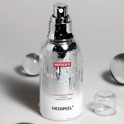 Verpackung des MEDI-PEEL Peptide 9 Aqua Volume Tox Mist Pro, zeigt die Inhaltsstoffe und Vorteile für die Haut