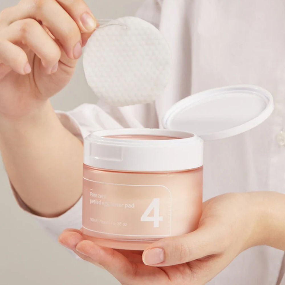 Anwendung der Numbuzin Toner Pads zur sanften Reinigung und Porenverfeinerung, ideal für jede Haut.