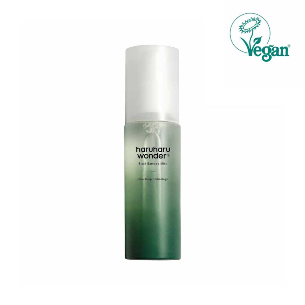 Anwendung des HaruHaru Wonder Black Bamboo Mist, das erfrischend auf die Haut gesprüht wird.