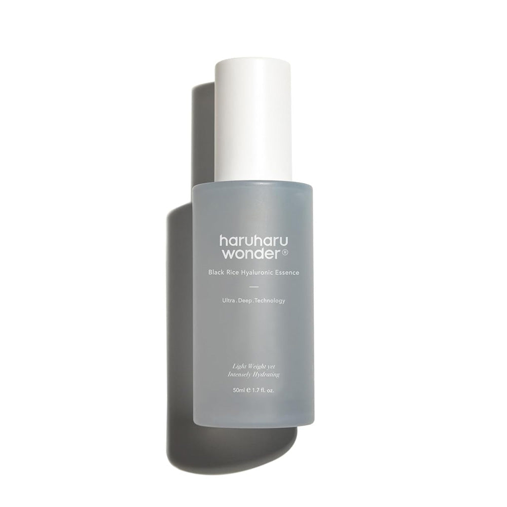 HaruHaru Wonder Black Rice Hyaluronic Essence in eleganter Flasche, ideal für intensive Hautpflege.