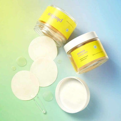 Anwendung der Plodica Refresh Clear Pads auf einer sanften Gesichtshaut als Teil der täglichen Pflege.