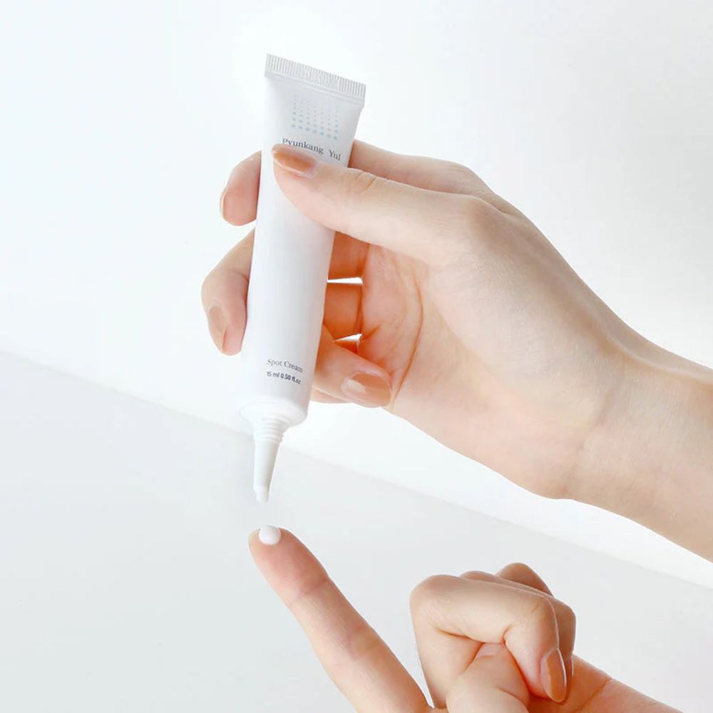 Detailansicht der Pyunkang Yul ACNE Spot Cream Verpackung, die Anti-Akne-Wirkung unterstützt.