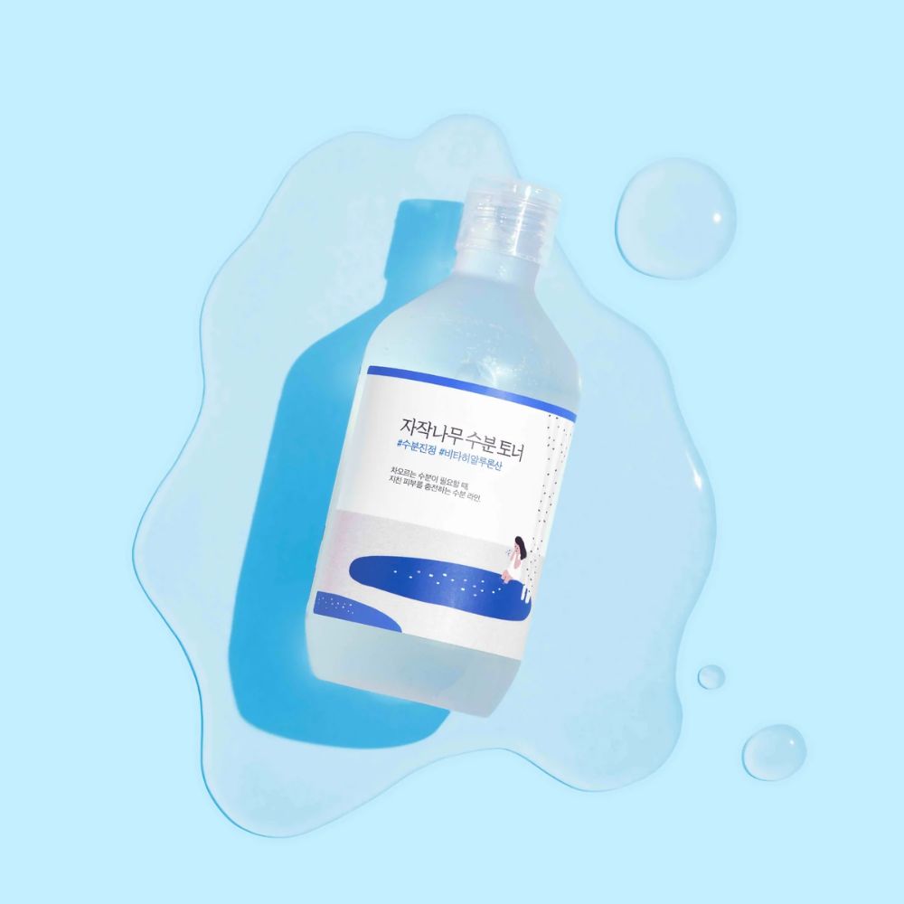 Nahaufnahme der Verpackung des Round Lab Birkensaft Toner mit informative Etikettierung.