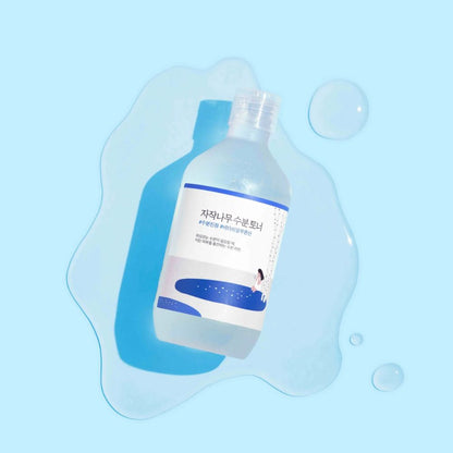 Nahaufnahme der Verpackung des Round Lab Birkensaft Toner mit informative Etikettierung.