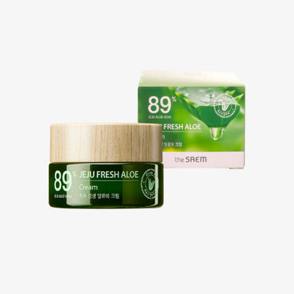 Anwendung der the SAEM Aloe Creme auf der Hand, zeigt die feuchtigkeitsspendende Textur.