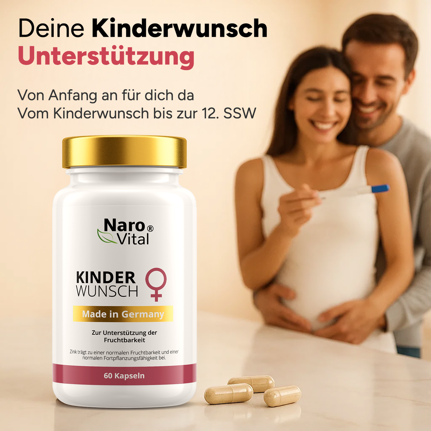 Drei Kapseln der pränatalen Vitamine auf einem Holztisch angeordnet.