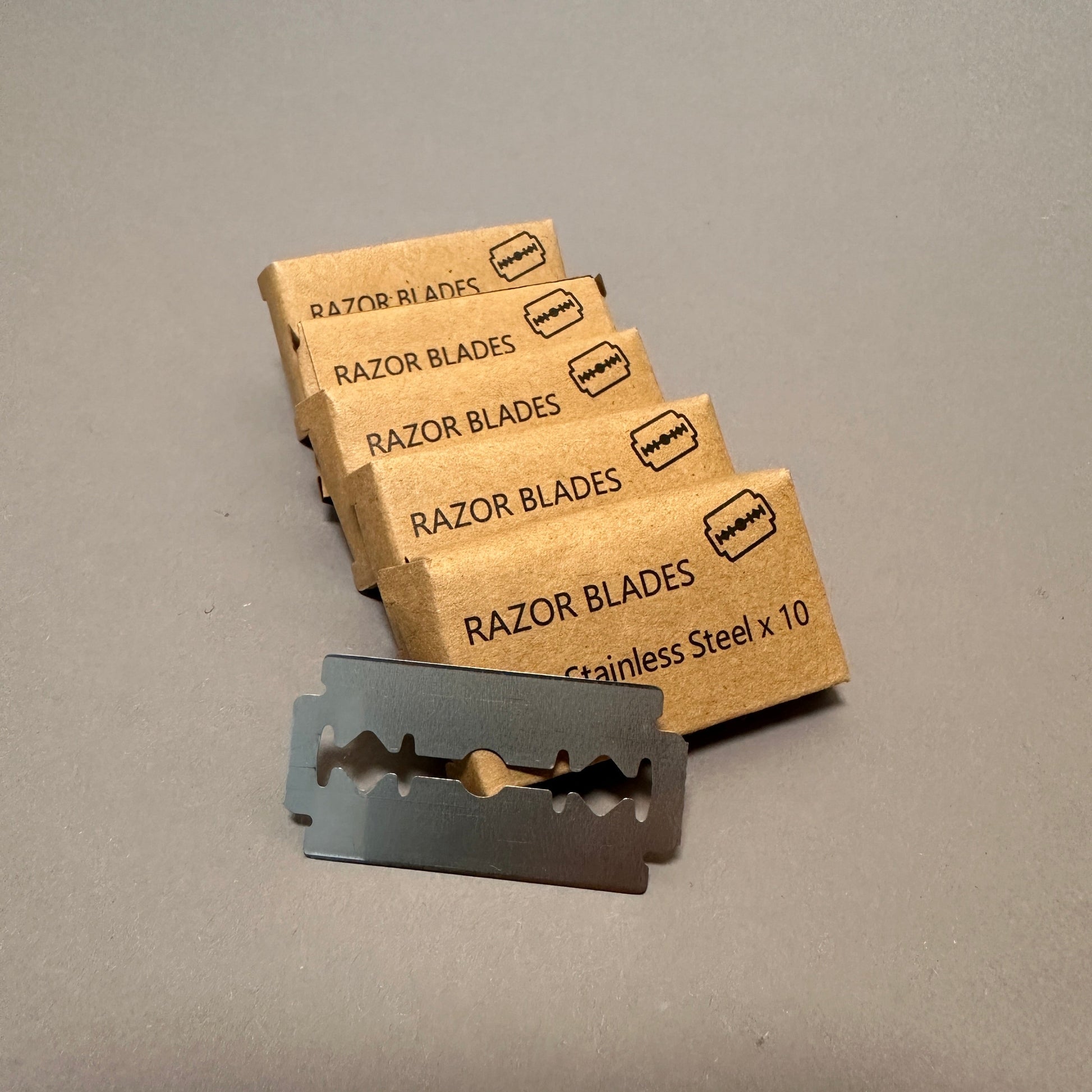 Anwendung der Männerboxx Rasierklingen in einem klassischen Rasierhobel für perfektes Rasurerlebnis.