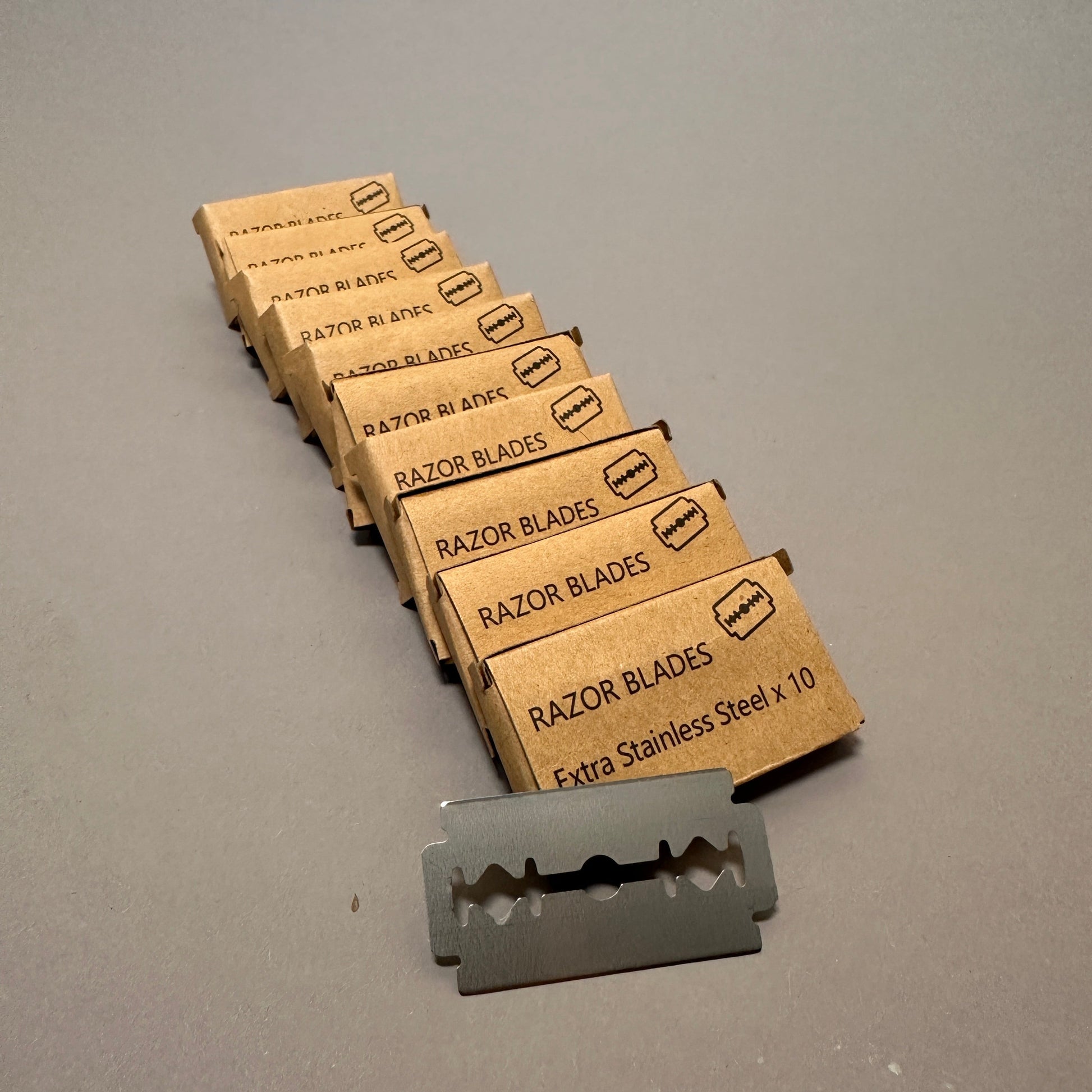 Zwei Rasierklingen von Männerboxx nebeneinander, perfekt für den täglichen Gebrauch mit Rasiermesser.