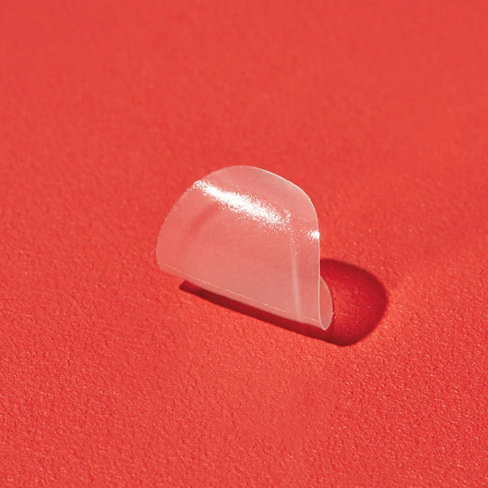 Anwendung der COSRX Akne Patches auf einer Pickelstelle für gezielte Hautpflege und schnelle Heilung.