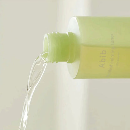 Detailansicht des Abib Heartleaf Toners zeigt die sanfte Textur und seine beruhigende Wirkung auf empfindliche Haut.