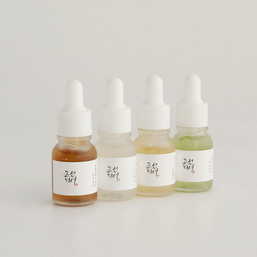 Anwendung des Beauty of Joseon Serums auf einem Handrücken, perfekt für eine sanfte Pflege.