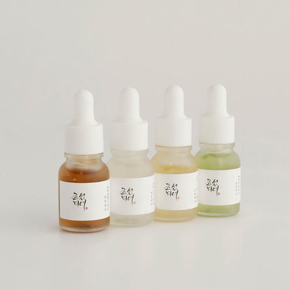 Anwendung des Beauty of Joseon Serums auf einem Handrücken, perfekt für eine sanfte Pflege.
