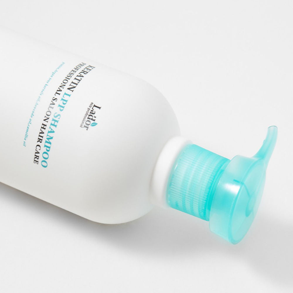 Detailansicht der LADOR Shampoo Verpackung, ideal für Haarpflege mit Keratin und Nährstoffen.