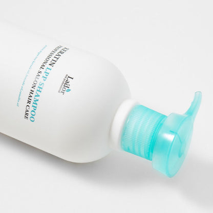 Detailansicht der LADOR Shampoo Verpackung, ideal für Haarpflege mit Keratin und Nährstoffen.