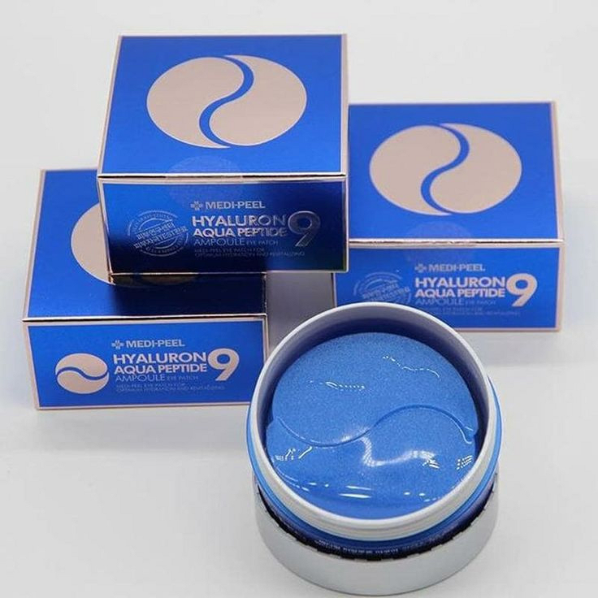 Anwendung der Premium Augenpads: Hyaluron Eye Patches auf der Augenpartie für intensive Feuchtigkeit.