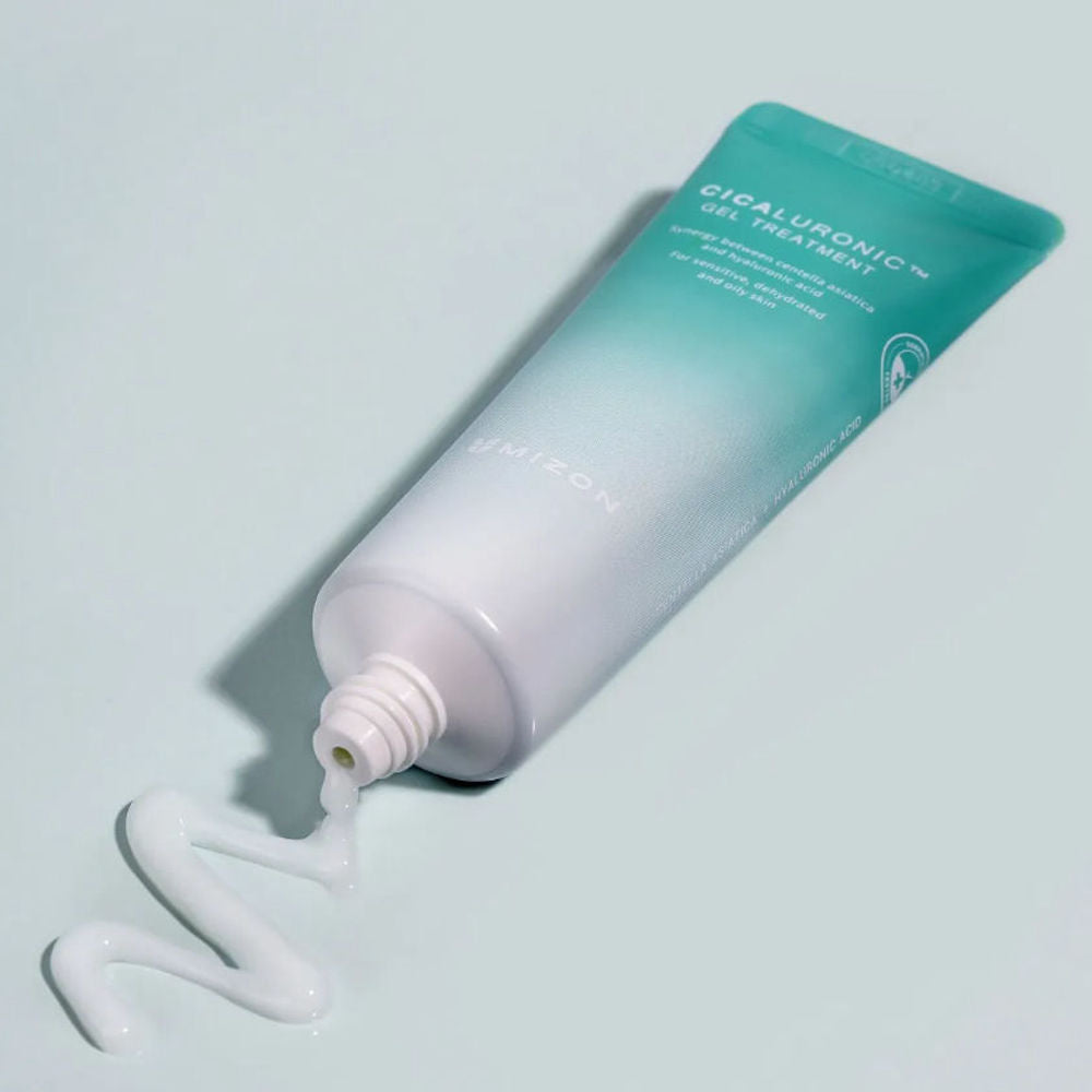 Das beruhigende Cica Gel für empfindliche Haut von MIZON, zeigt seine cremige Textur und Anwendungsmöglichkeiten.