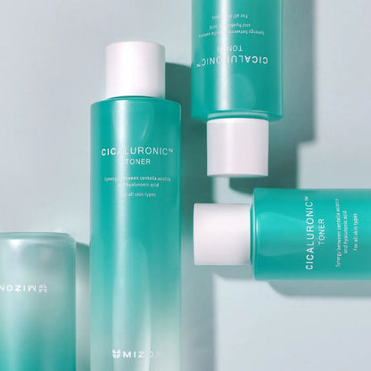 Nahaufnahme des MIZON Cicaluronic Toners zeigt die klare Textur und die hochwertige Verpackung für gezielte Hautpflege.