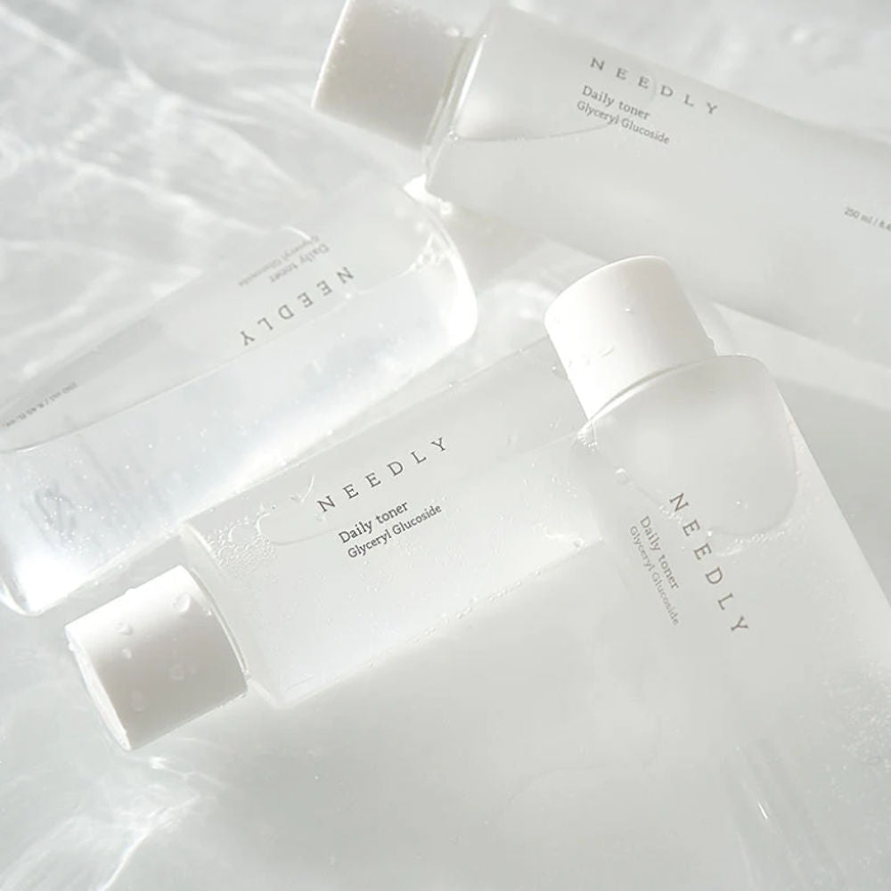 Anwendung des Needly Daily Toners für frische Haut – Gesichtswasser für tägliche Pflege.