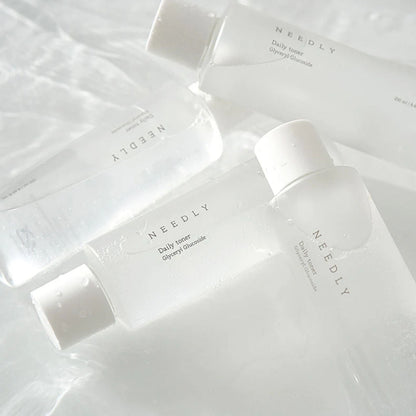 Anwendung des Needly Daily Toners für frische Haut – Gesichtswasser für tägliche Pflege.