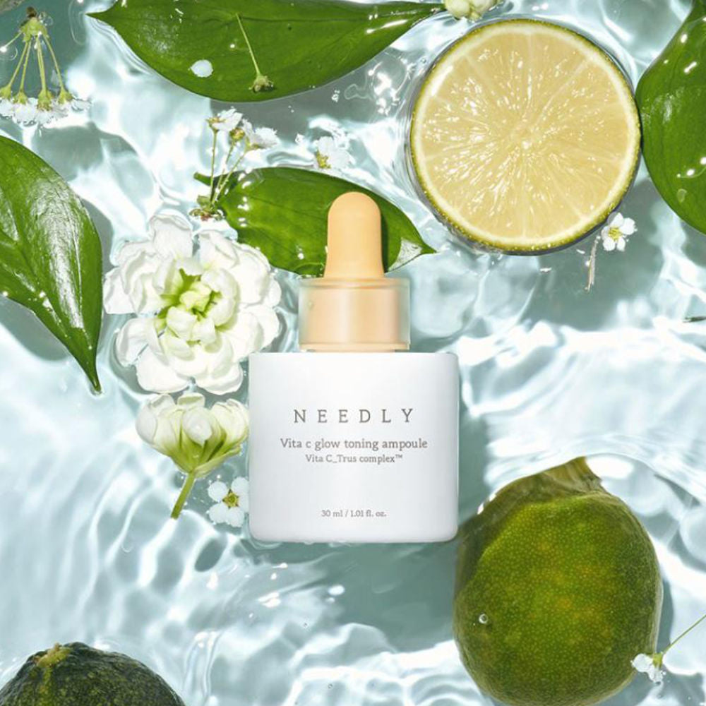 Naheansicht des NEEDLY aufhellendes Serum im eleganten Flakon mit frischer Vita C Formel.