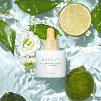 Naheansicht des NEEDLY aufhellendes Serum im eleganten Flakon mit frischer Vita C Formel.