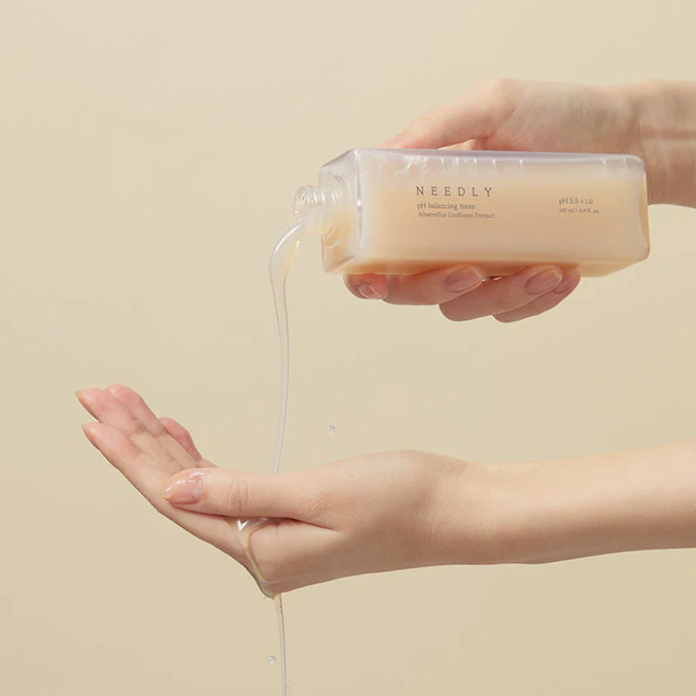 Nahaufnahme des NEEDLY Gesichtstoners, der für optimale pH-Balance sorgt