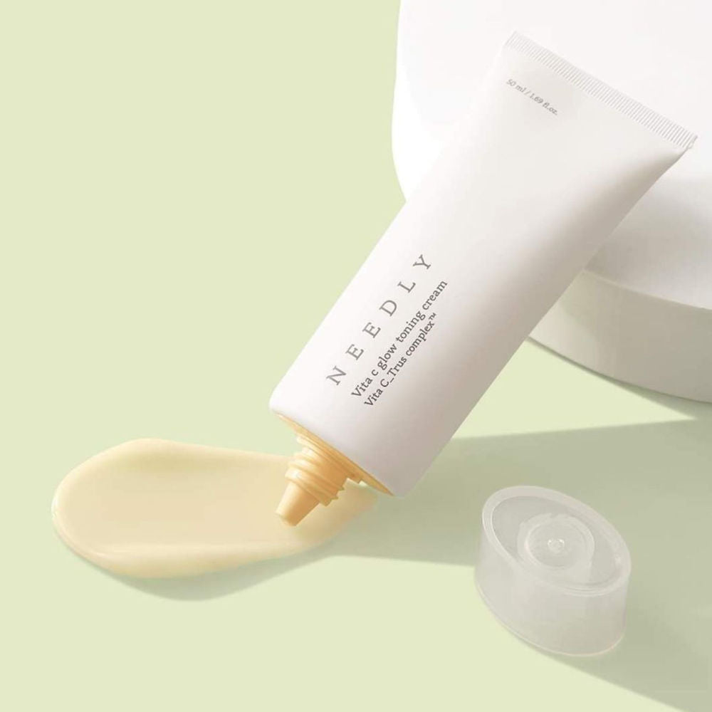 Detailansicht der NEEDLY Vita C Glow Cream mit aufhellenden Inhaltsstoffen, ideal für anti-aging Pflege.